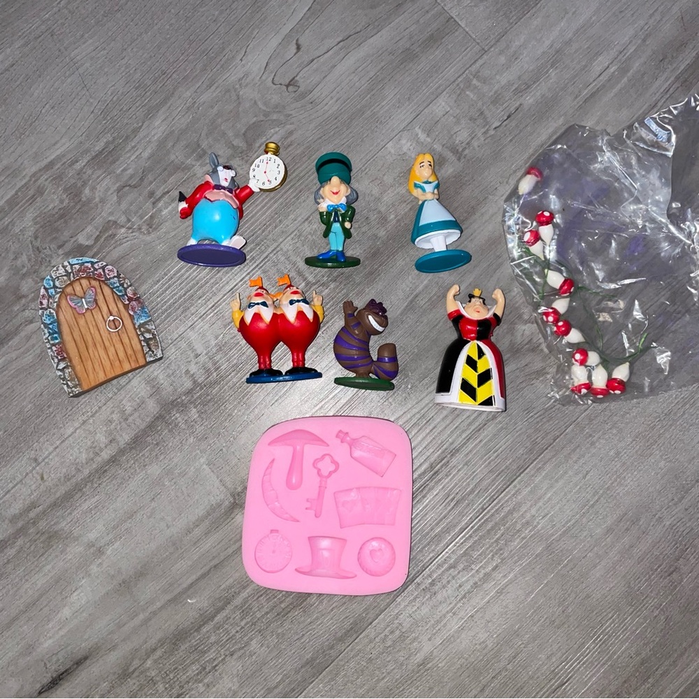 Alice in Wonderland cake decorations - Picture 2 of 6